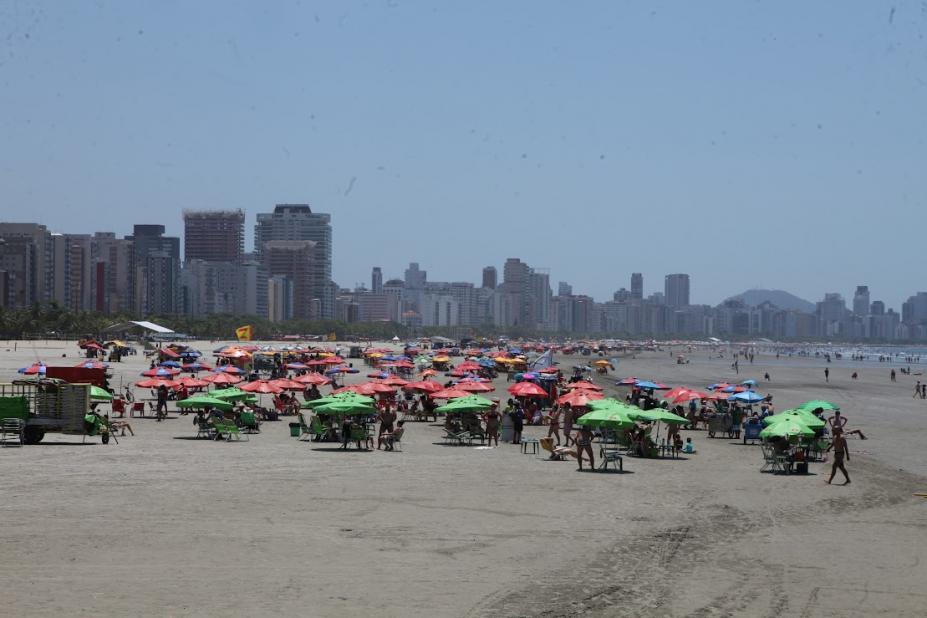 Com denúncias, santistas e turistas podem ajudar a coibir os abusos na praia