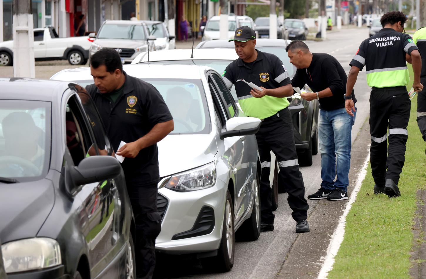 Setran e Detran realizam ação de conscientização com pedestres no bairro Boqueirão Ação foi realizada na quinta (15)
