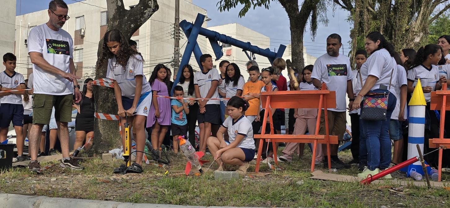 Alunos de escola municipal lançam foguetes construídos em sala de aula