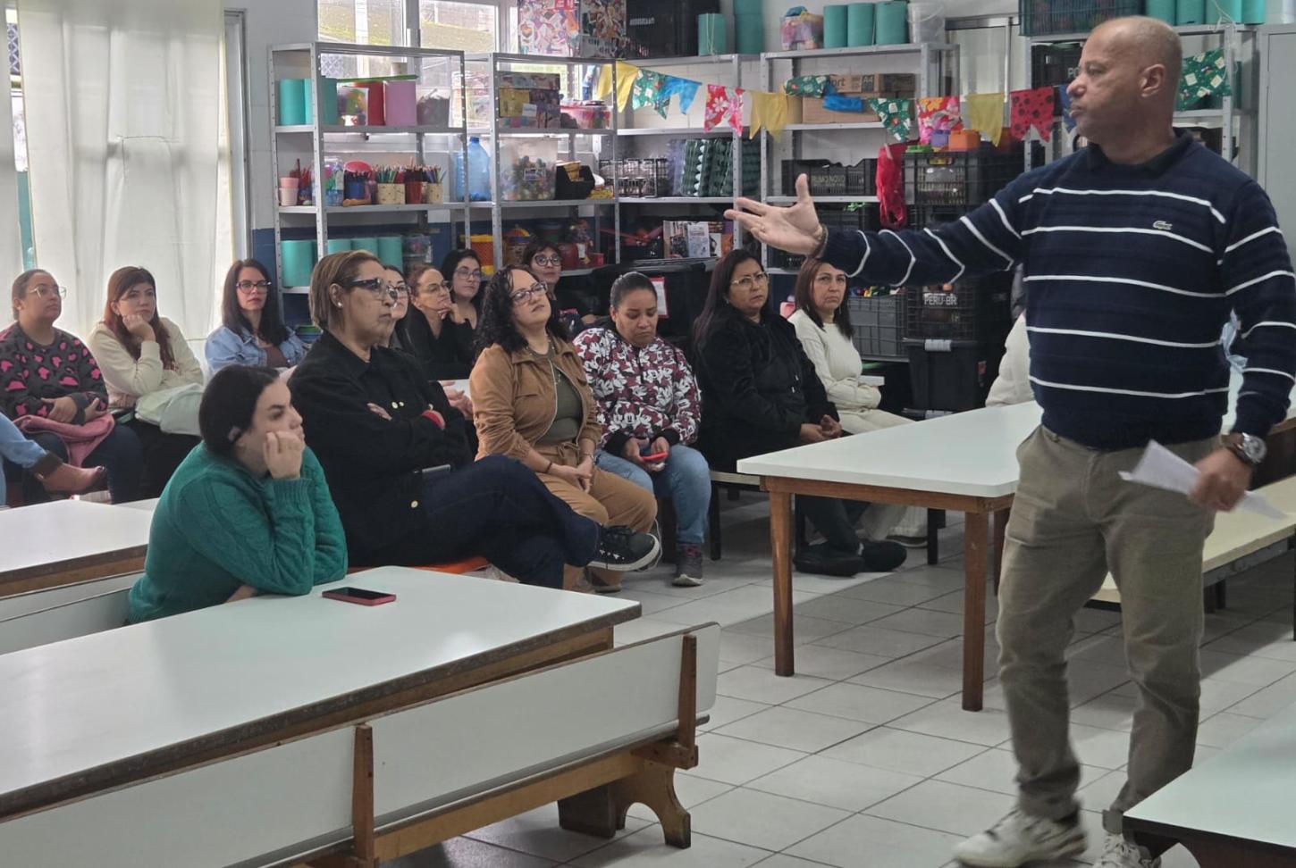 Educadores da rede municipal particip8am de palestra sobre ansiedade infantil