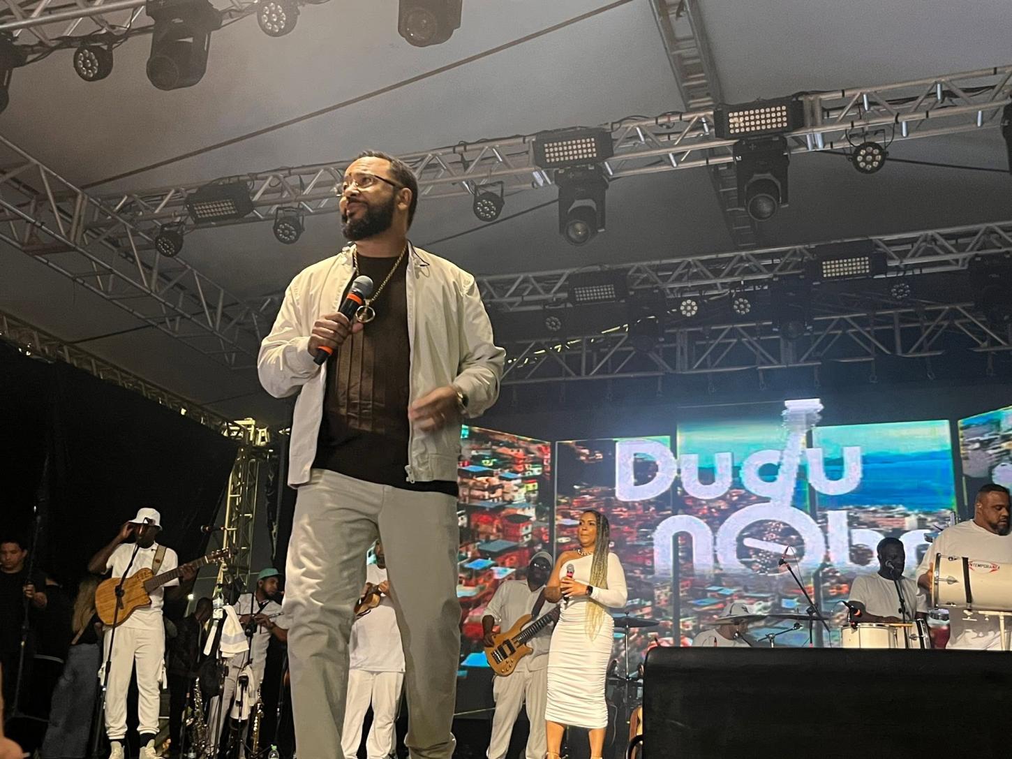 Guarujá celebra 92 anos com show de Dudu Nobre na praça 14 Bis