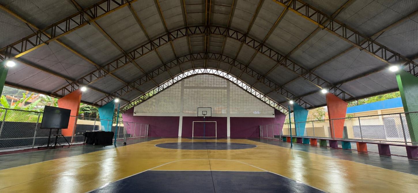 Prefeito Farid Madi entrega quadra poliesportiva da E.M Mário Cerqueira, no Perequê